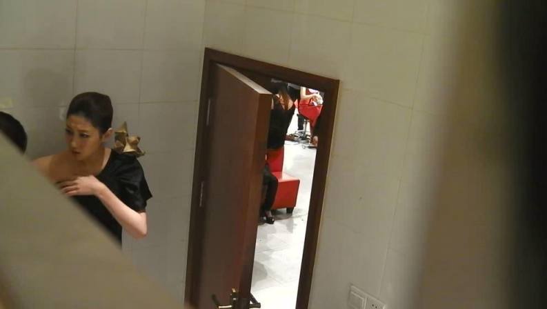 最新流出高清美罗城第二期女厕偷拍NO.7